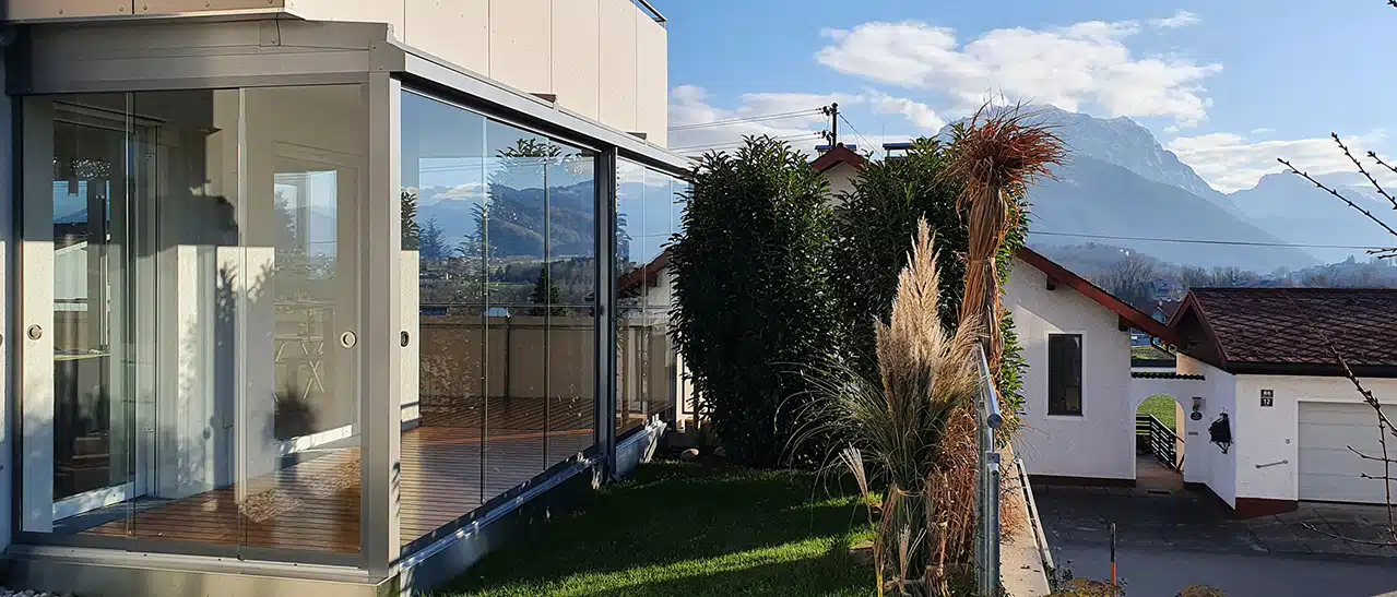 Transparente Alternative zu einem Wintergarten haben wir in Ohlsdorf realisiert: Sommergarten mit Nurglas Glasschiebewand, schützt und verbindet Innen- und Außenbereiche.