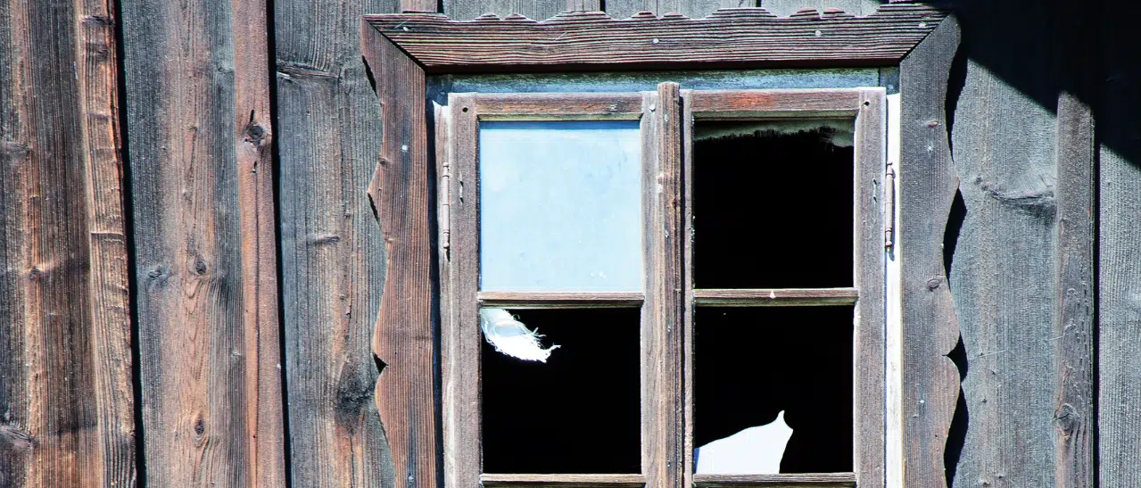 Altes Holzfenster kaputt - muss getauscht werden