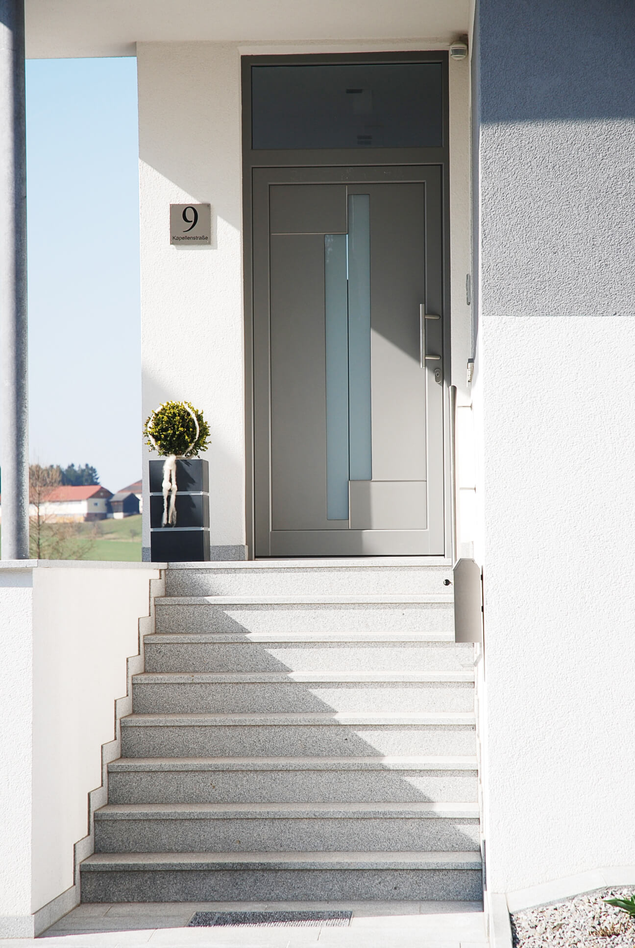 Aluminium Hauseingangstüre in Grau mit Milchglas