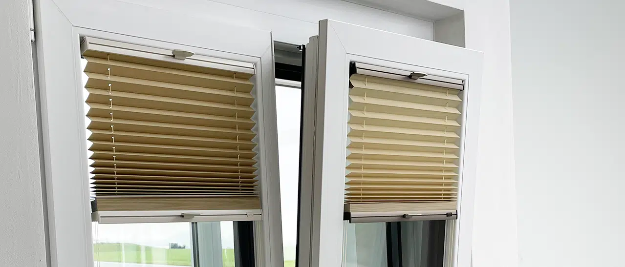 2-flügeliges Badezimmerfenster mit variabler Plissee-Innenbeschattung, von oben oder unten zu öffnen.