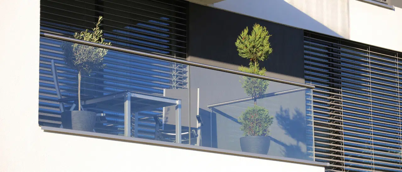 Effektive Wohnzimmerfenster-Beschattung mit Raffstores zur Vermeidung von Blendung und Überhitzung.