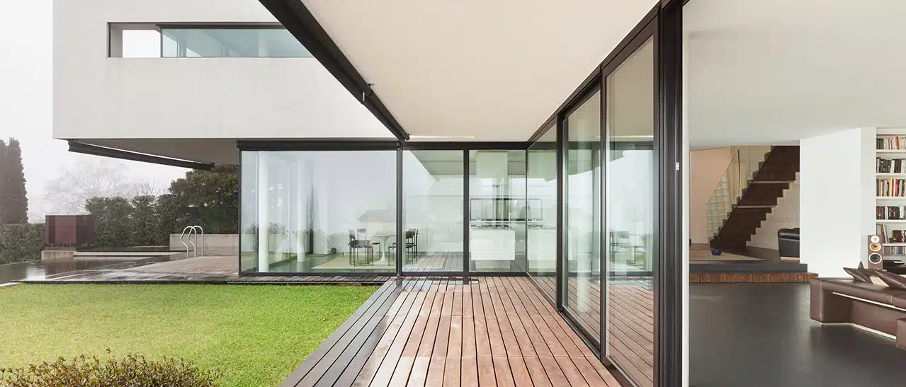 Moderner Neubau mit großen Glasfenstern, die für Langlebigkeit und Freude sorgen.