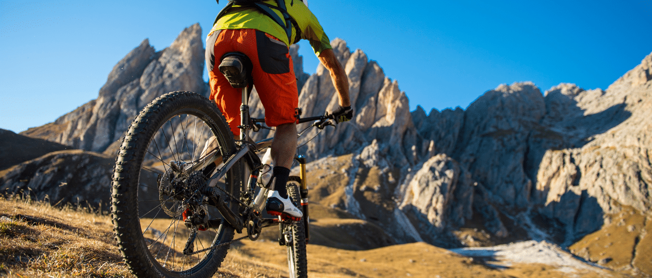 Betriebsurlaub Sommer 2023 - Mountainbiker auf Bergtour, steht für Zusammenhalt und Abenteuerlust von Fenster Schmidinger Team.