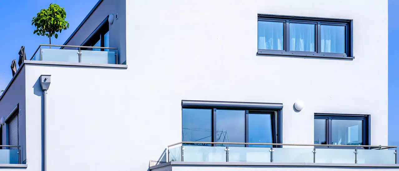 Dreiflügelige Fenster im Neubau in Österreich eingebaut - Farbe anthrazit