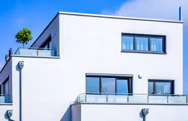 Dreiflügelige Fenster in einem modernen Neubau in Österreich eingebaut