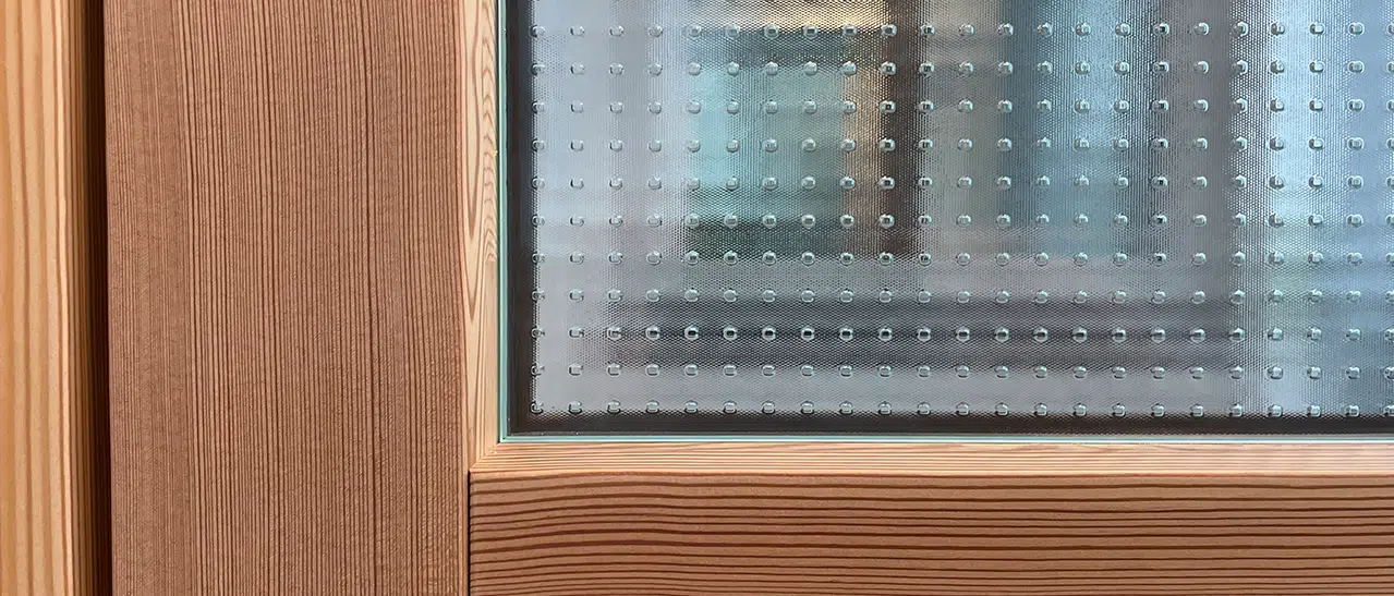 Fenster-Schmidinger Holz-Alu-Fenster mit Mastercarré-Glas, modernes Design im Detailausschnitt.