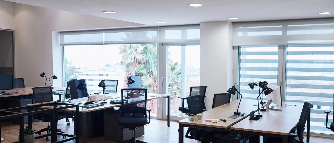 Bürofenster nach Fenstermodernisierung mit verbessertem Wärme- und Schallschutz sowie erhöhtem Immobilienwert und Arbeitsklima.