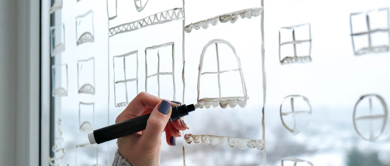 Frau malt Vielfalt an Fenstern auf Glas: rechteckig, rund, mit Sprossen – zeigt Systeme & Materialien.