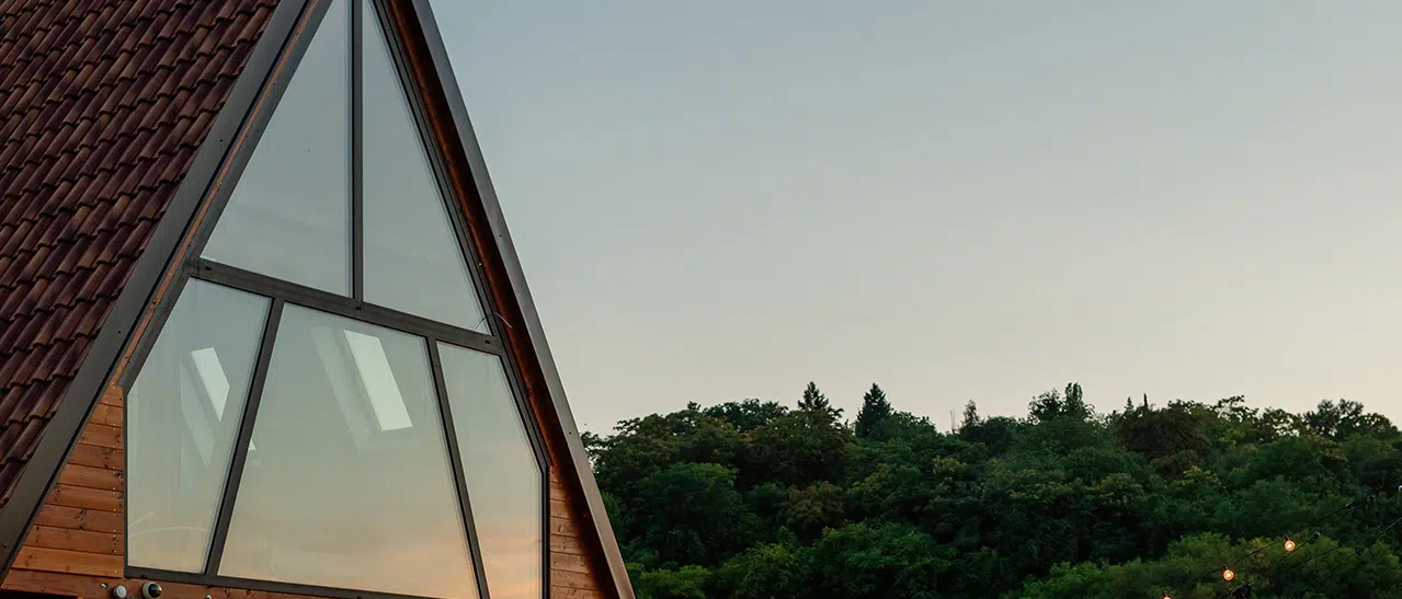 Einfamilienhaus mit großem Giebelfenster in Oberösterreich. Fenster-Schmidinger liefert und montiert maßgeschneiderte Giebelfenster.
