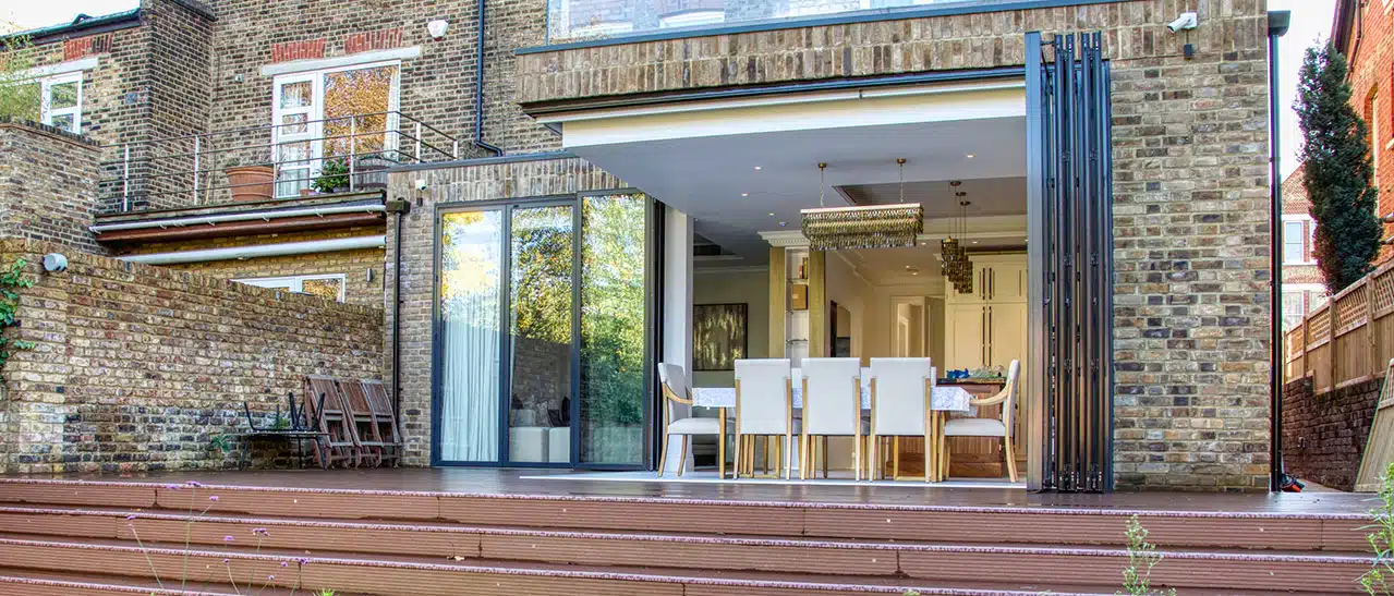 Innovative Glas-Faltsysteme: Eine Alternative zum Wintergarten, die Innen- und Außenbereich nahtlos verbindet und Wohnfläche erweitert.