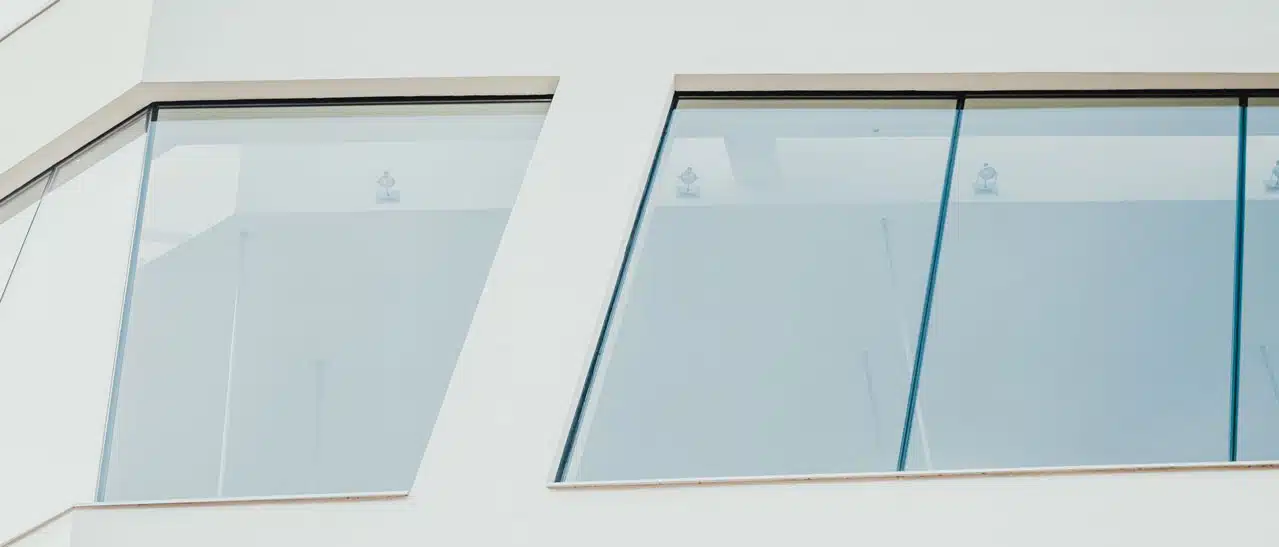 Große Glasfenster mit Nurglasstoß und Sonnenschutzgläsern zur Reduzierung der Raumtemperatur.
