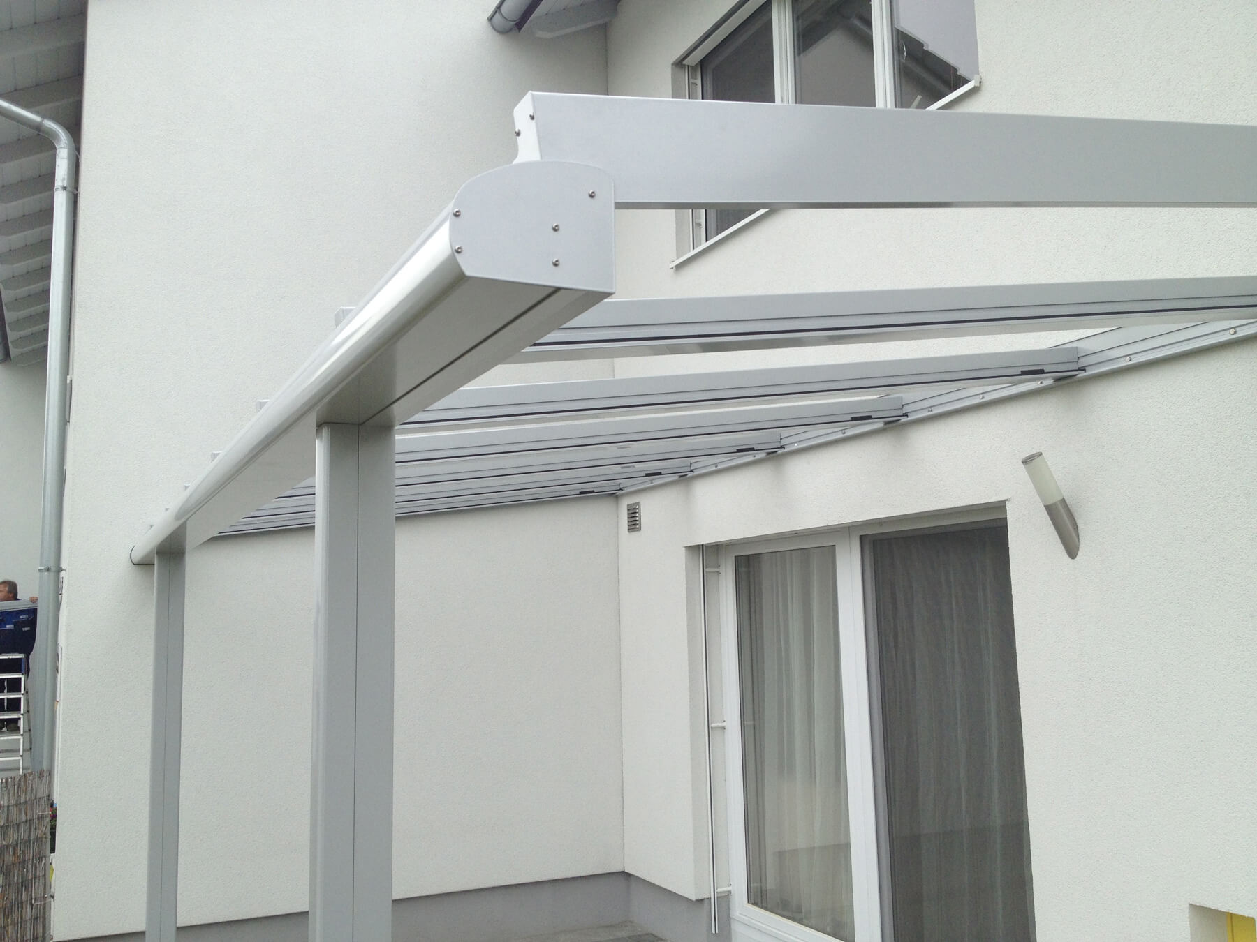 Glasüberdachung aus Aluminium mit Regenrinne