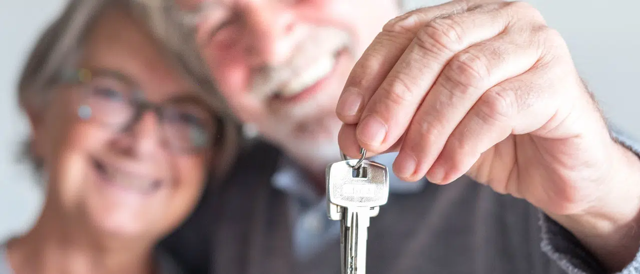 Haustüre RC 2 - Älteres Paar freut sich über die neuen Schlüssel ihrer RC2 Haustür von Fenster-Schmidinger in Oberösterreich.