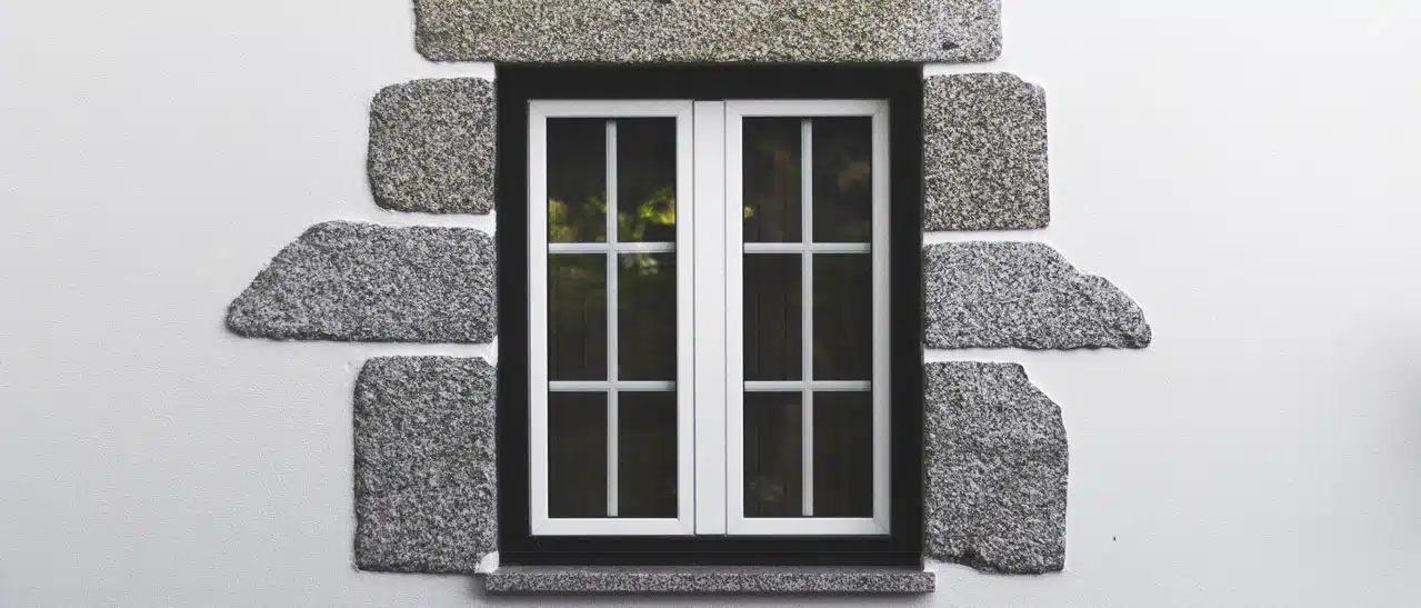 Holz-Aluminium-Fenster mit Sprossen im Glas - 1x senkrecht und 2x waagrecht je Fensterflügel