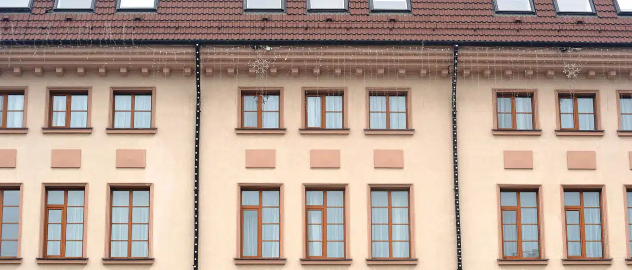 Holzfenster mit Alurahmen verkleiden: Aluschale außen windsicher auf Holzrahmen montiert, Freiraum für Hinterlüftung, Schutz vor Staunässe.