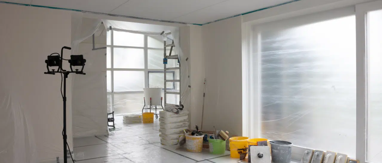 Effektive Kommunikation mit Handwerkern sichert die Fenster während der Bauphase und minimiert Beschädigungen.