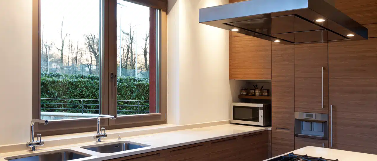 Küchenfenster in Kunststoff oder Holz, optional mit Alu, farblich an Innendekor angepasst.