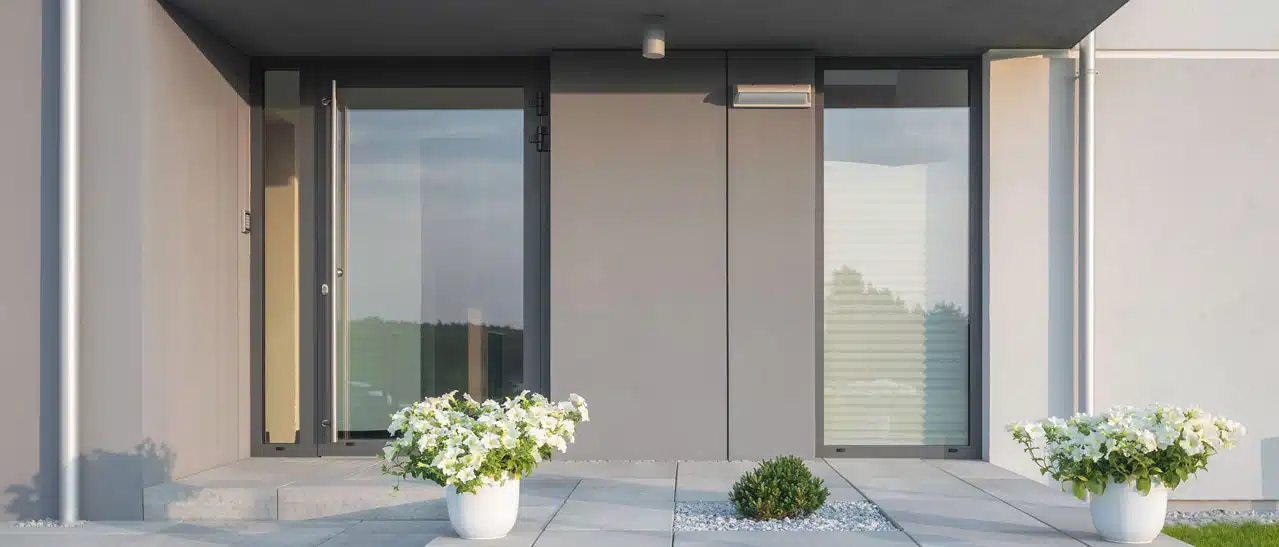 Moderne Haustüre mit Seitenteil und Klarglas