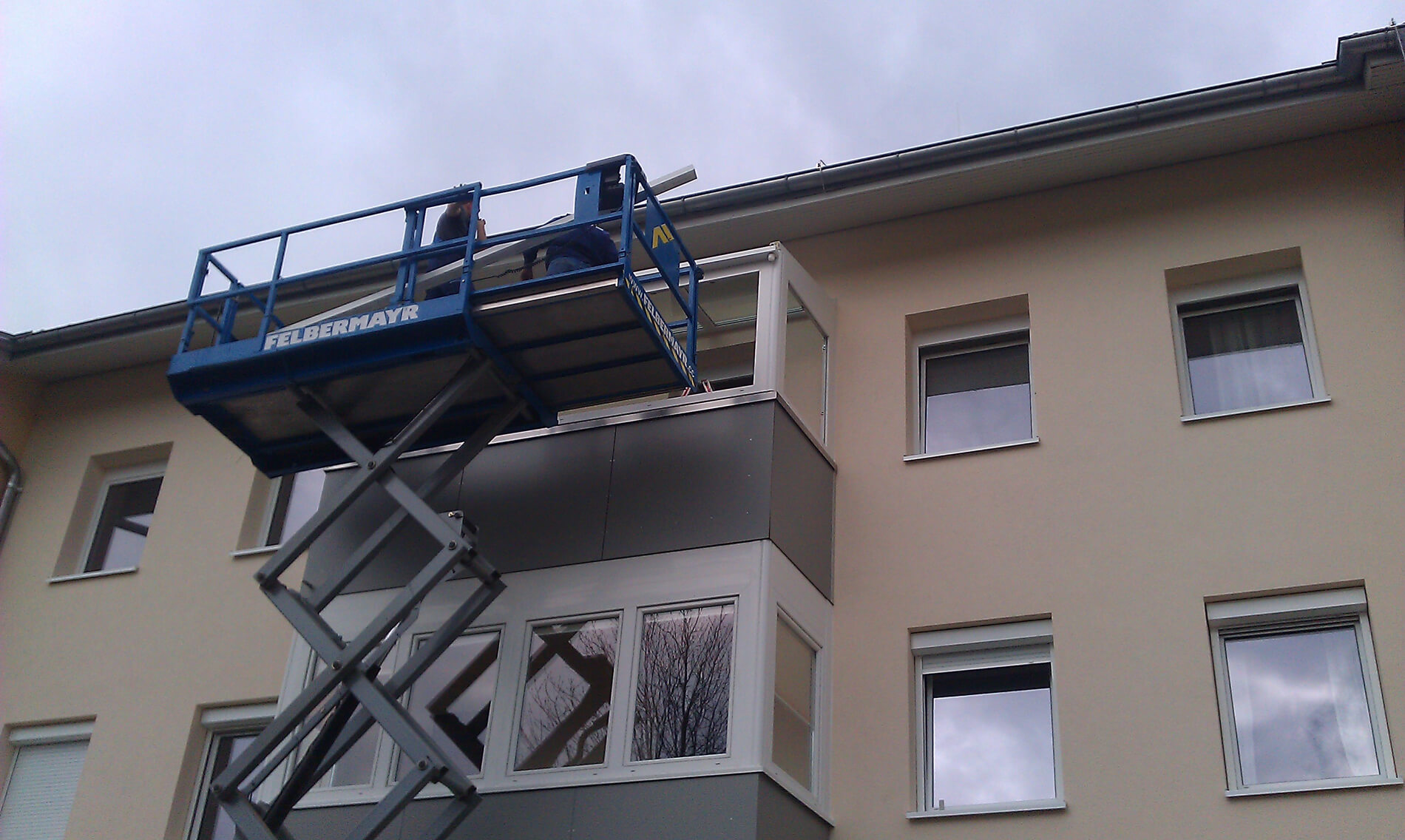 Montage eines Wintergartens auf einem Balkon