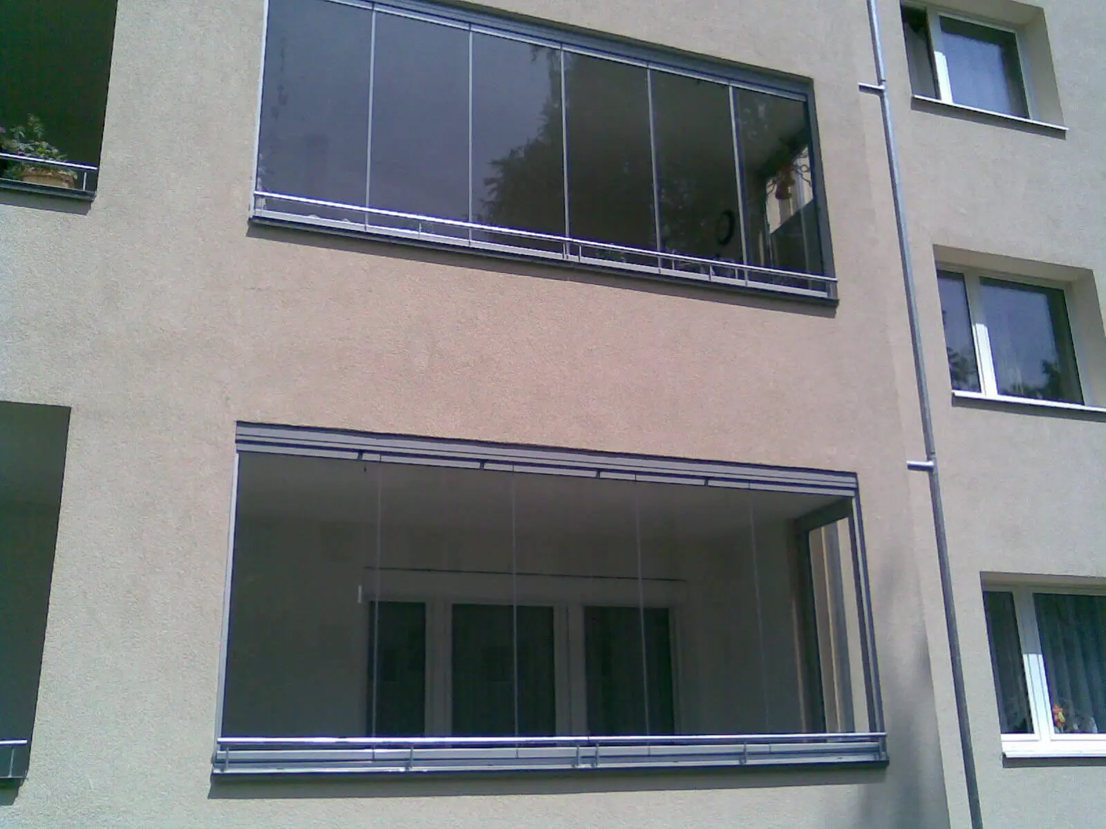 Rahmenloser Balkonverbau mit  Jetzt Balkon ganzjährig nutzen