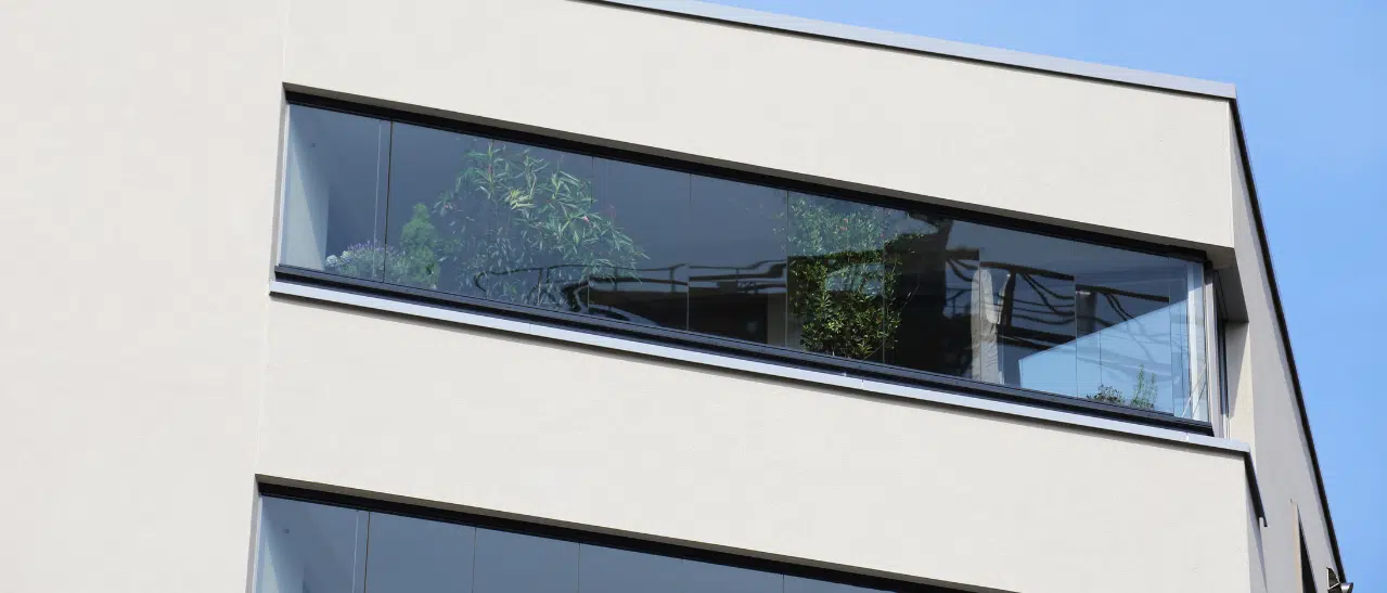 Robuste Balkonverglasung mit Sicherheitsglas von Fenster-Schmidinger, wetterfest und langlebig.