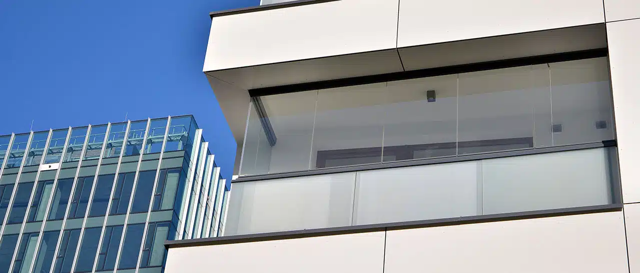 Wetterfeste Balkonverglasung, robustes Sicherheitsglas von Fenster-Schmidinger für dauerhafte Qualität.