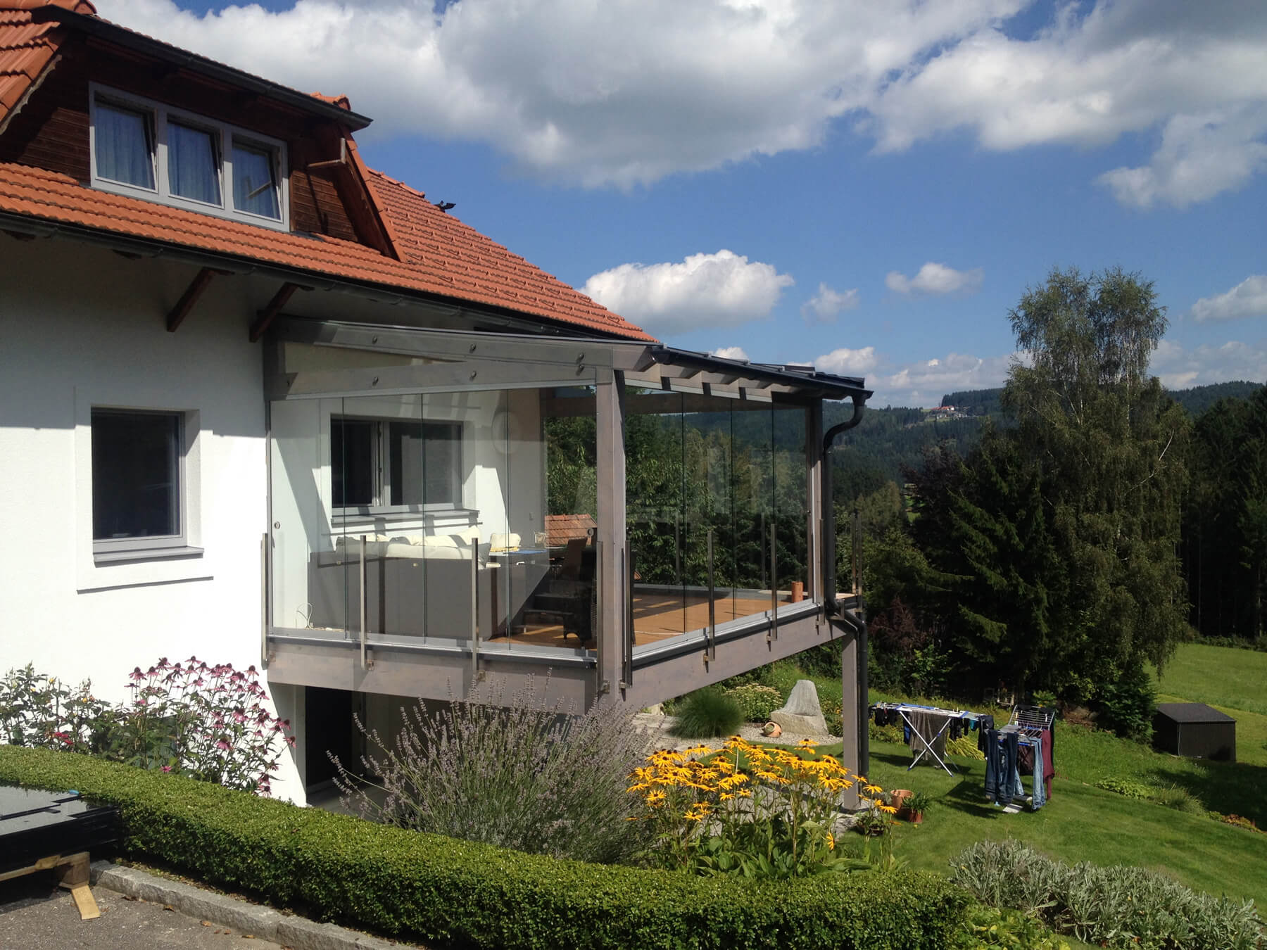 Sommergarten auf Terrasse als Windschutz