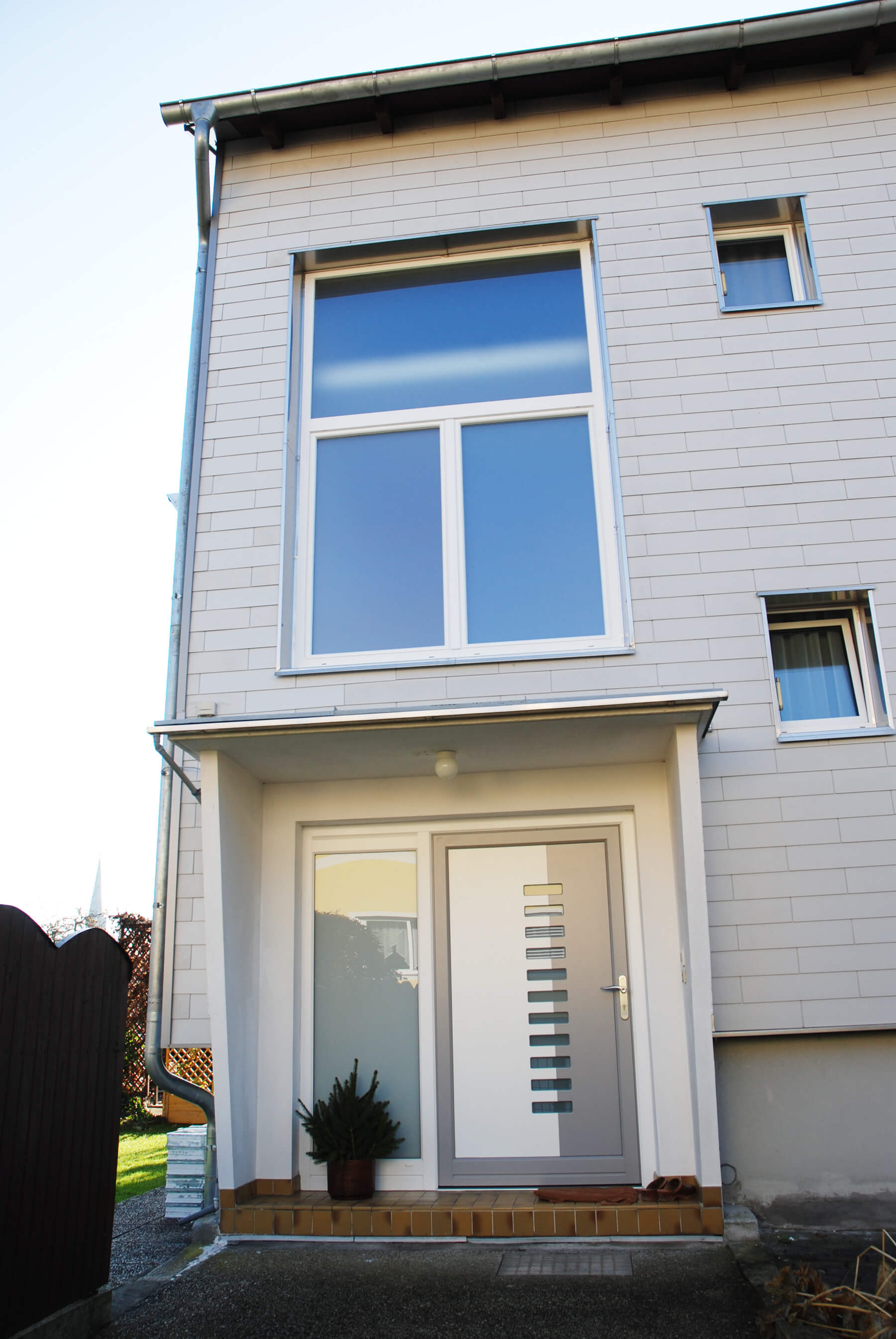 Stiegenhausfenster und Aluminium-Türe