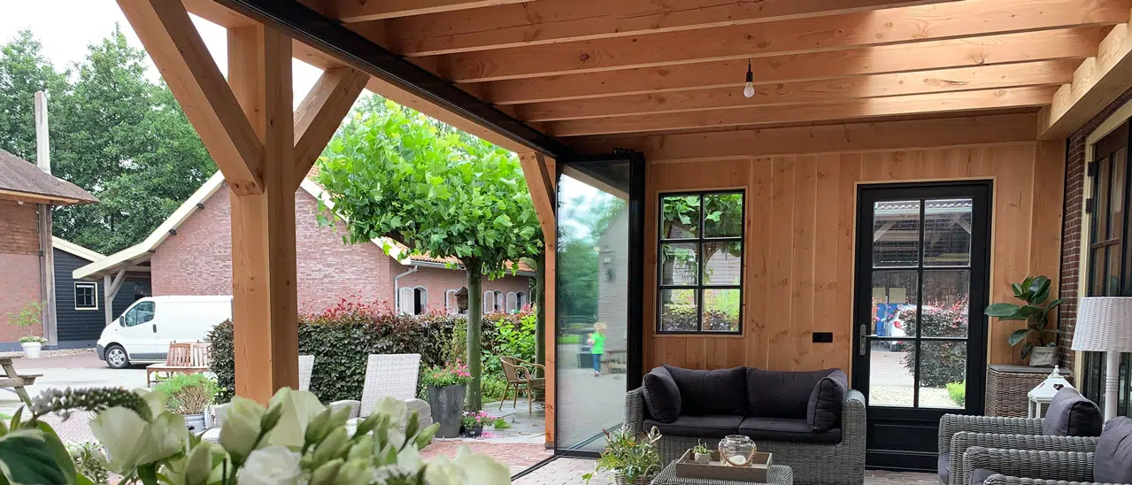 Holz-Terrasse, bietet Wärme & Behaglichkeit, ideal für Naturfreunde.
