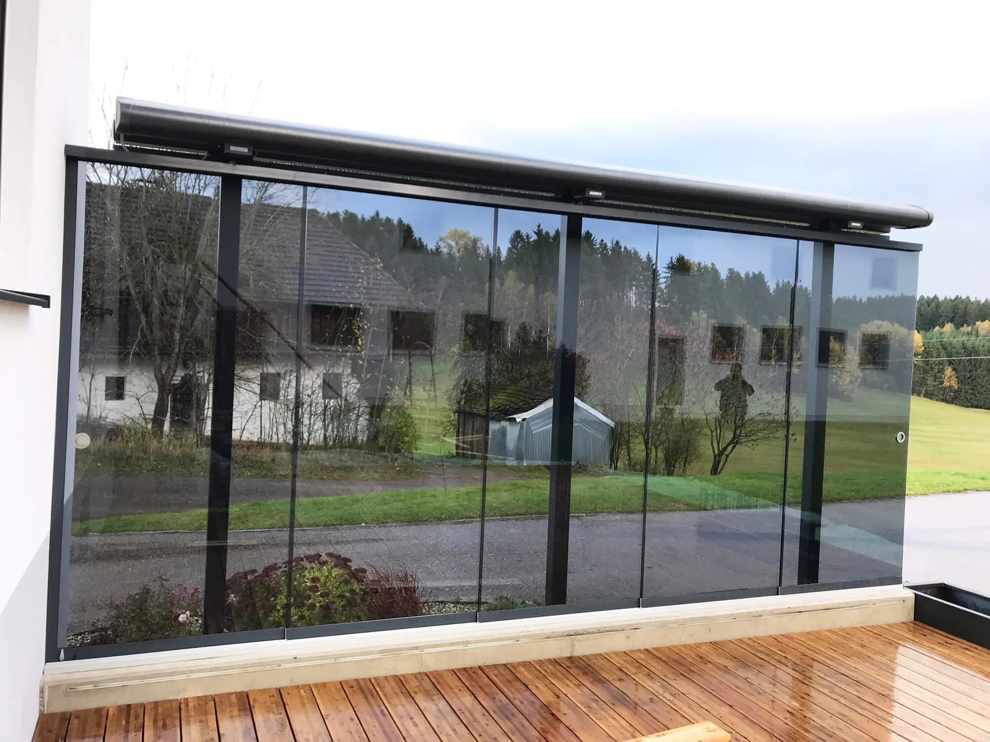 Windschutz für Terrasse transparent mit Glasschiebetüren