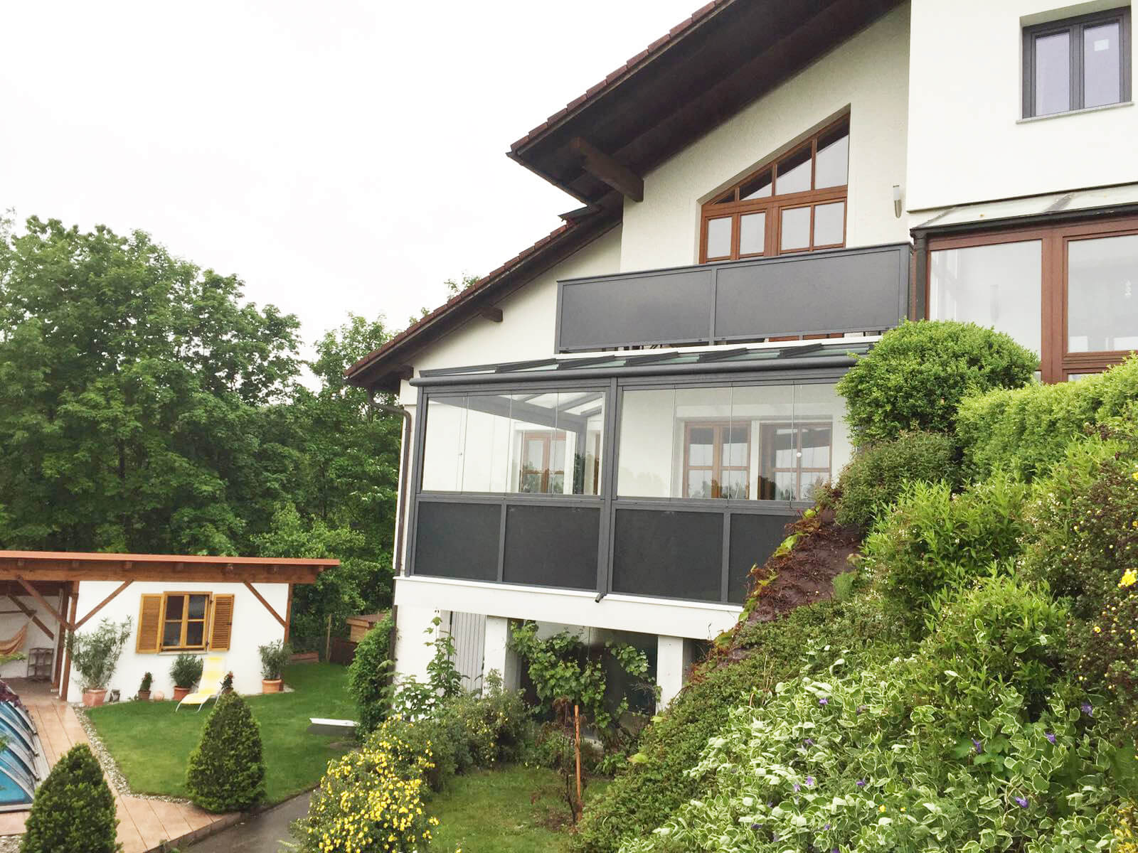 Wintergarten Sommergarten unter einem Balkon